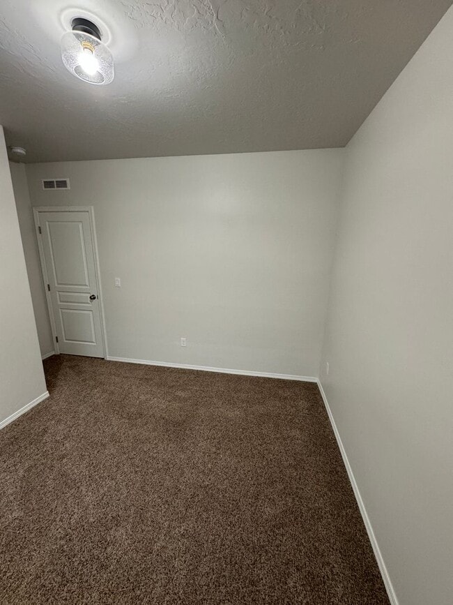 Building Photo - Charming 3-bedroom, 2-bathroom home locate...