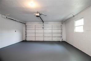 Building Photo - Recently updated, custom 3/2/2 on fenced c...