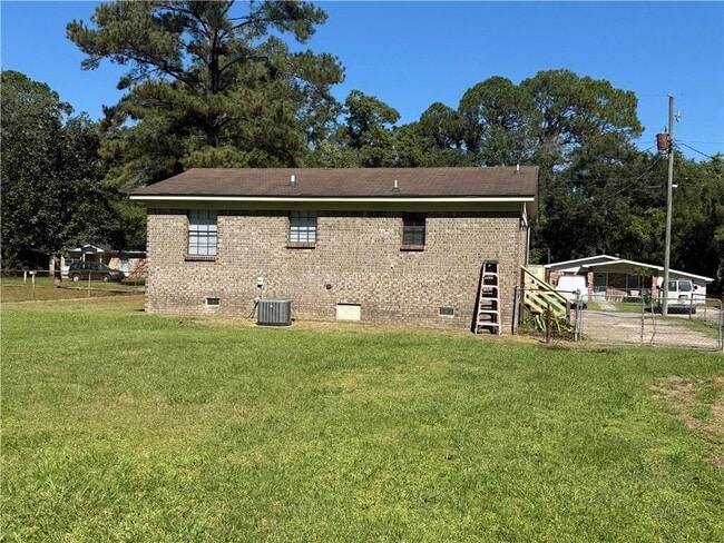 Building Photo - 303 Ruben Ave