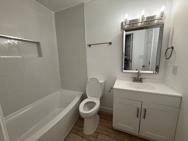 Building Photo - 3 bedroom, 1.5 Townhouse