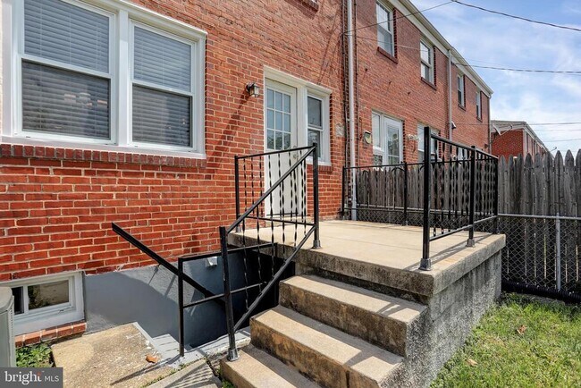 Building Photo - 1737 Weston Ave