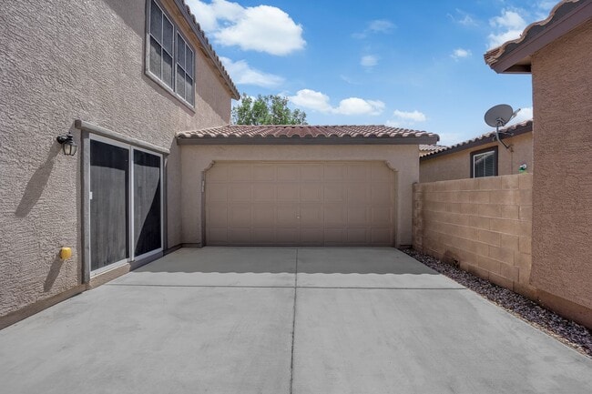 Building Photo - Beautiful Two bedroom 2 1/2 bath
