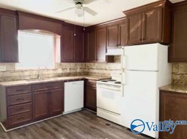 Building Photo - 1332 Oshaughnessy Ave NE