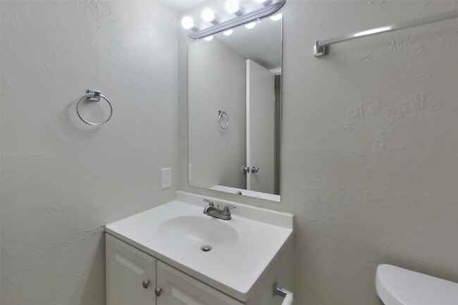 Building Photo - 5030 Ridgecreek Dr