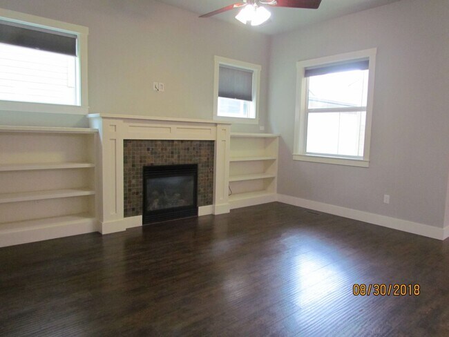 Building Photo - Beautiful 3 bed 2 bath in the popular Paramount community