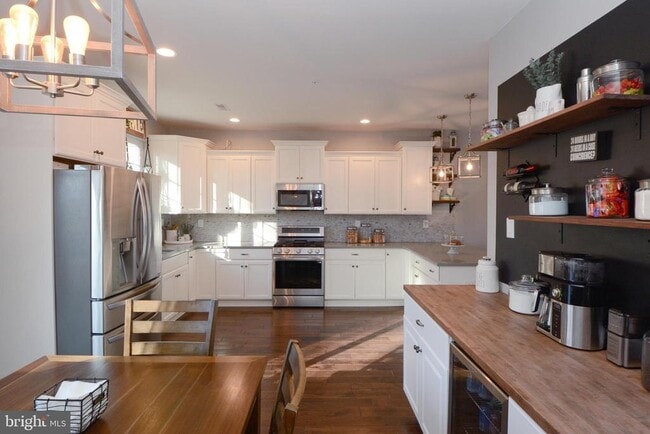 Building Photo - 326 W Hamlin Ave