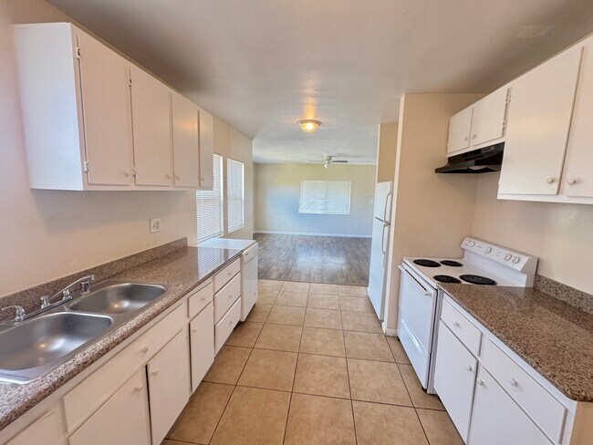 Building Photo - 611 Sheridan St