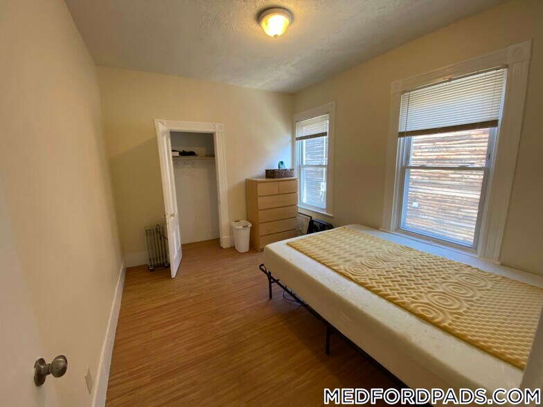 Building Photo - 569 Main St