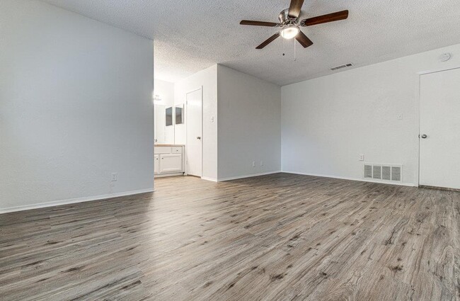 Building Photo - 10105 Woodland Village Dr