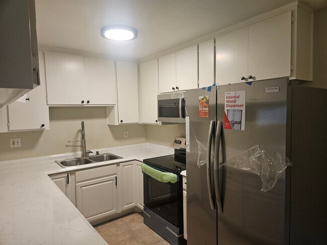Building Photo - Beautiful 3 Bedroom 2 Bathroom Unit