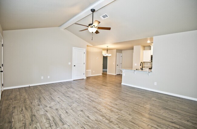 Building Photo - ***1700 S. Dixieland #102***