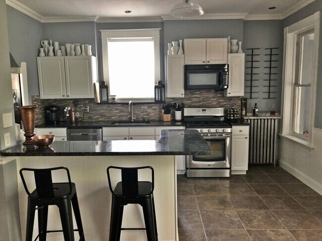Building Photo - 2 bed/1 bath, Single-family Home! Modern and spacious with off-street parking and a relaxing back...
