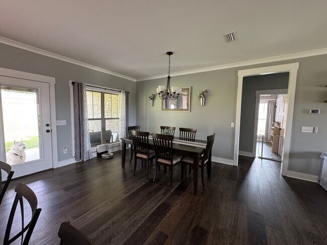 Building Photo - Move in Incentive!