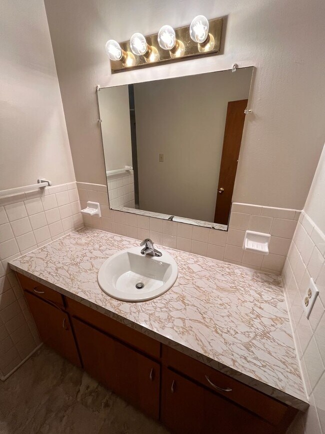 Building Photo - Single Family Home - 3 bedrooms and 1.5 bathrooms in Phelps Grove neighborhood. Ready for move-in...