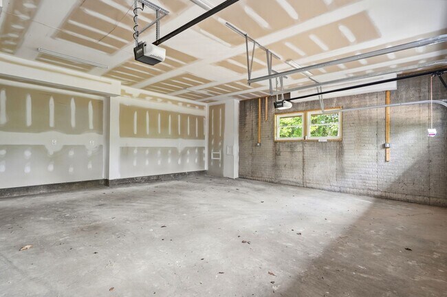 Building Photo - 5116 Shore Dr
