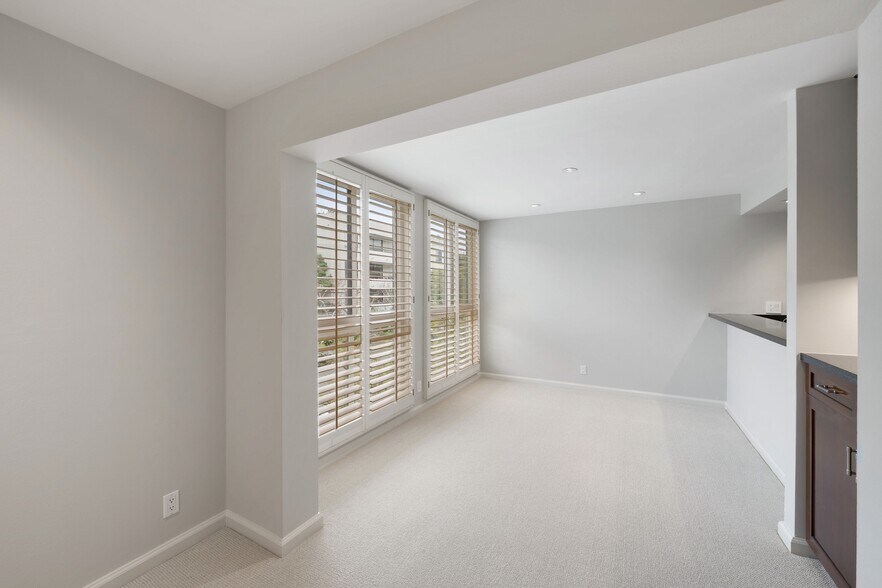 Formal Dinning room - 911 N Kings Rd