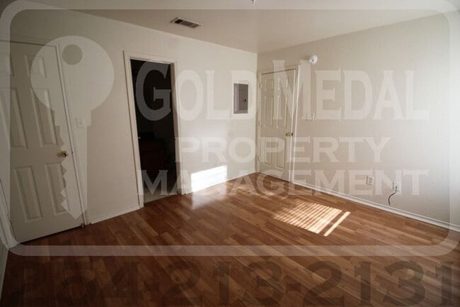 Building Photo - Charming 3-bed, 2-bath fourplex now availa...
