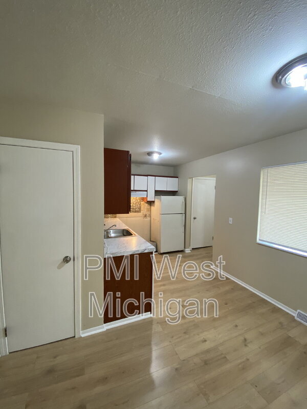 Building Photo - 6081 In the Pines Dr SE