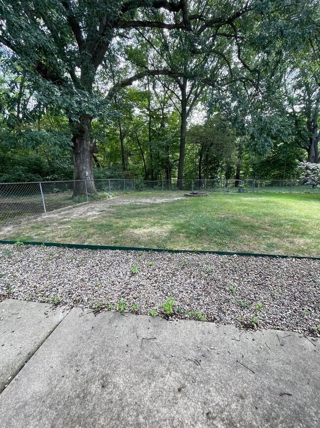 Building Photo - SINGLE FAMILY HOME - Fenced yard
