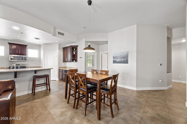 Building Photo - 945 E Playa Del Norte Dr