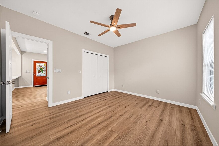 Building Photo - 631 E Mistletoe
