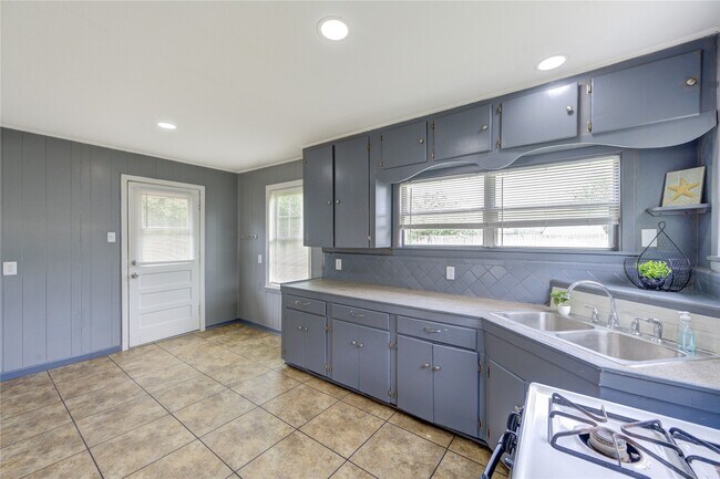 Building Photo - 2205 Kingsdale Dr