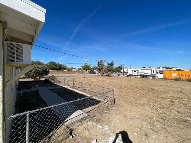 Building Photo - 3 BEDROOM HESPERIA HOME