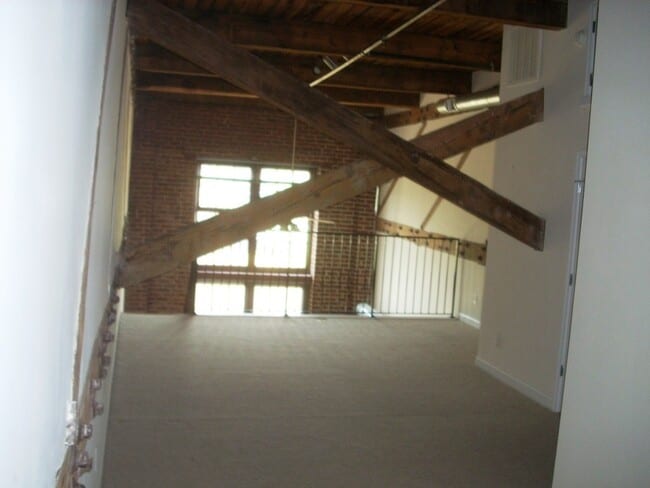 Building Photo - -- AVAILABLE AUGUST 8TH -- 2 BR / 2 BA Spe...