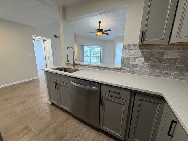 Building Photo - ANNUAL RENTAL - 2ND FLOOR 1 BED PLUS DEN/1 BATH CONDO IN GRANADA LAKES!