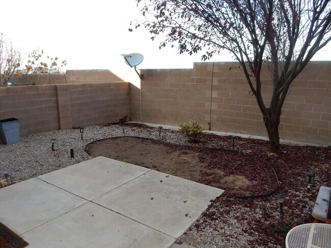 Building Photo - 6501 San Antonio Dr NE