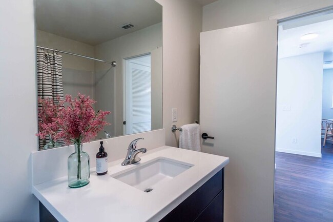 Building Photo - Spacious 1 bed/1 bath Luxury Casita, Age R...