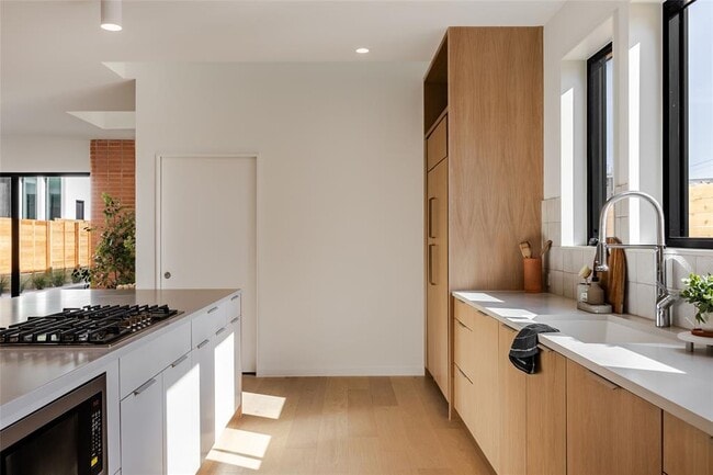 Building Photo - 2112 Lawnmont Ave