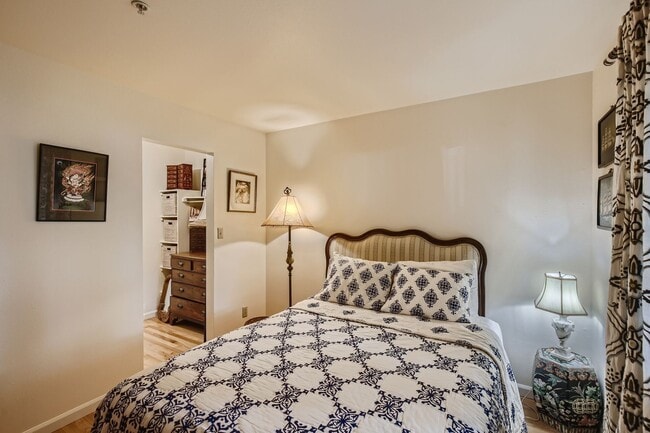 Building Photo - Ideal Downtown 1 BDR Close to Shops & Trails