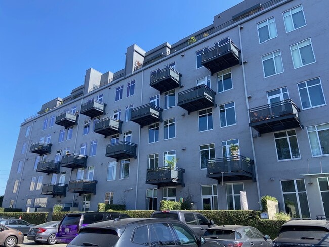 Building Photo - 825 E 4th St