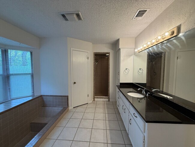 Building Photo - NEAR GOLF COURSE - WELL ESTABLISHED SPICEW...
