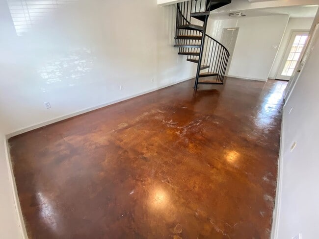 Building Photo - 2-Bed, 2.5-Bath Townhouse with Move-In Special – Walk to McNeese State University!