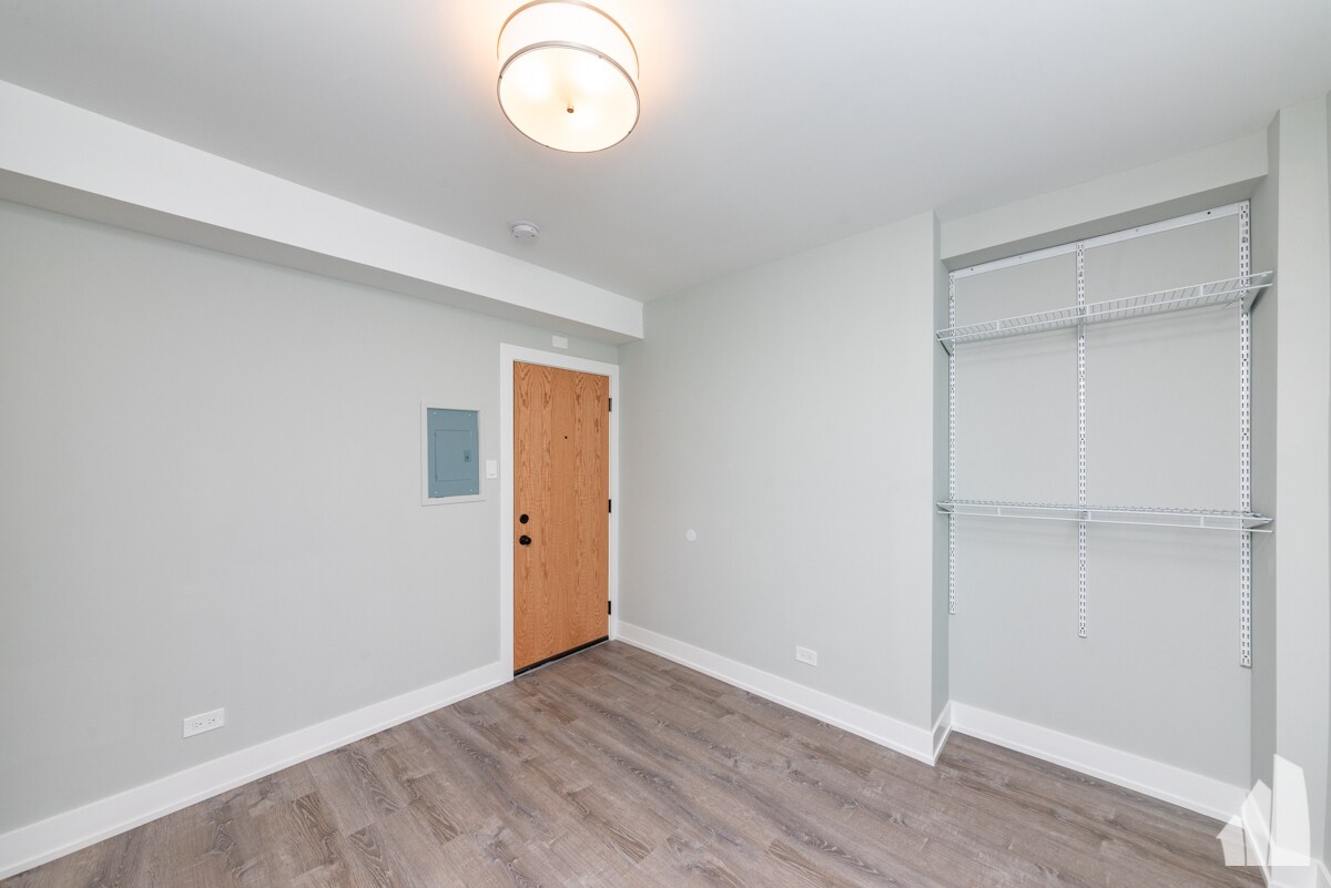 Building Photo - 515 W Belmont Ave