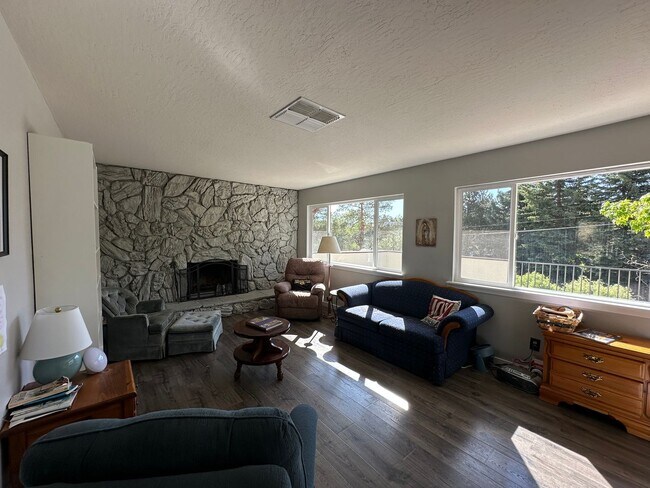 Building Photo - 2677 Rodney Dr