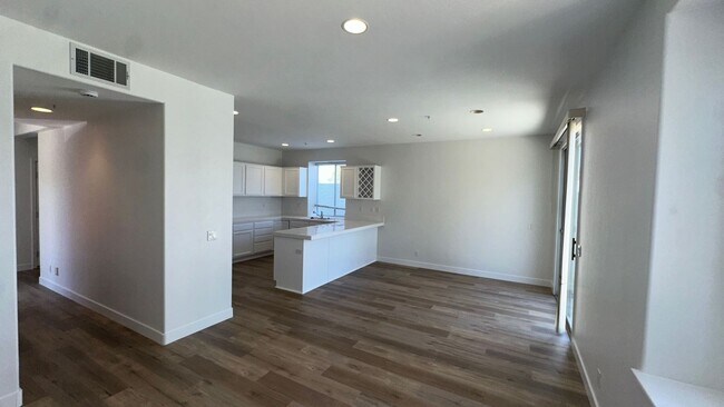 Building Photo - 3 bedroom East Side Costa Mesa Townhome