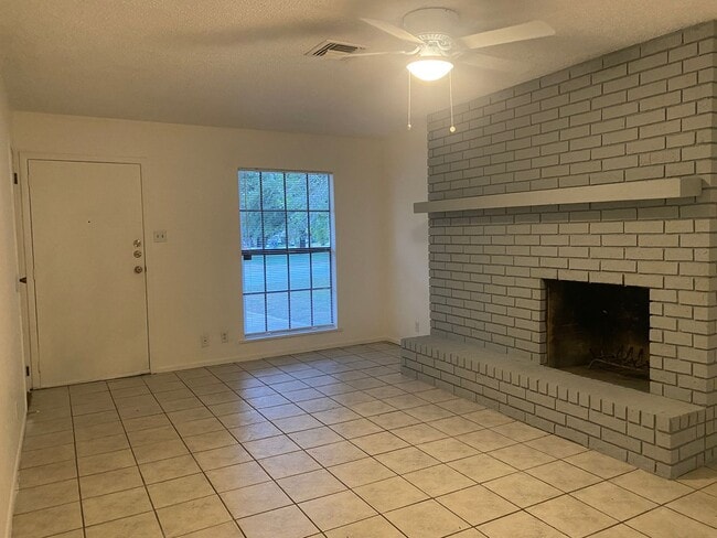 Building Photo - 2 BEDROOM DUPLEX, LAWN CARE AND WATER INCL...