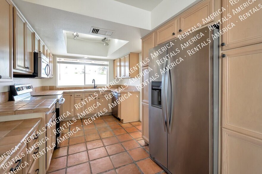 Building Photo - 2076 E Alameda Dr