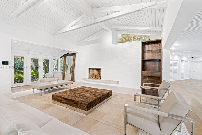 Building Photo - 11015 Lakeside Dr