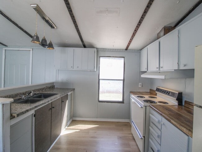 Building Photo - Updated Country Home Just Minutes from Fay...