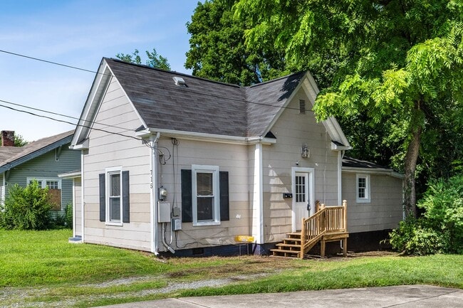 Building Photo - UNCG area with 3 bedrooms and 1 bath, Cent...