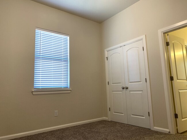 Building Photo - 3 bedroom duplex in Newcastle!