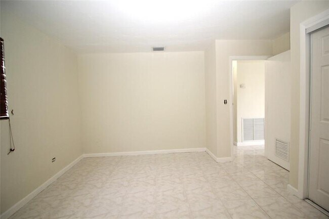 Building Photo - 3910 SW 61st Ave
