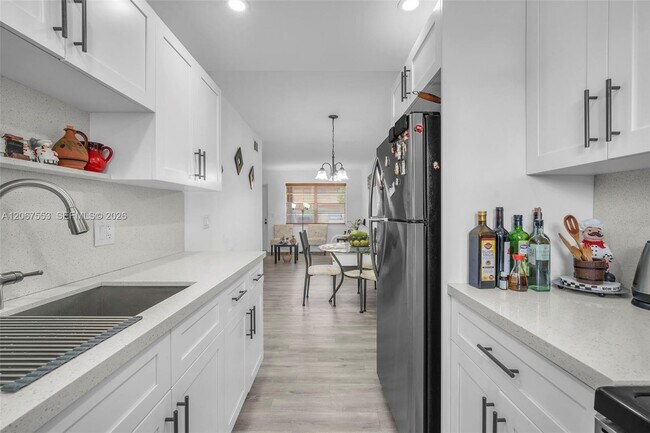 Building Photo - 6550 Royal Palm Blvd