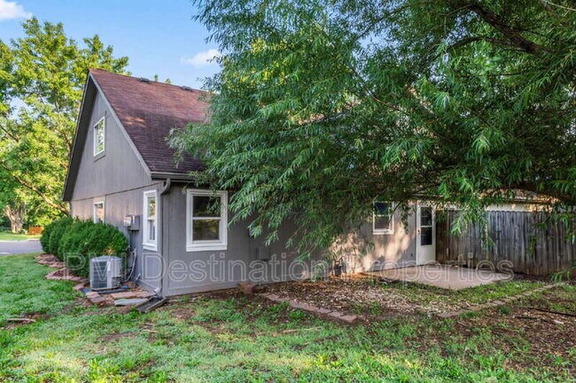 Building Photo - 1322 N Harvey Dr