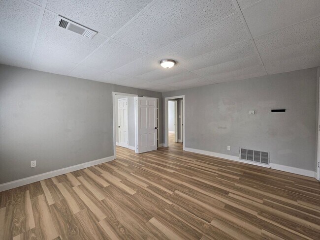 Building Photo - 210 W Vardeman Ave