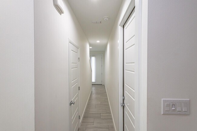 Building Photo - 423 Deer Path Lp